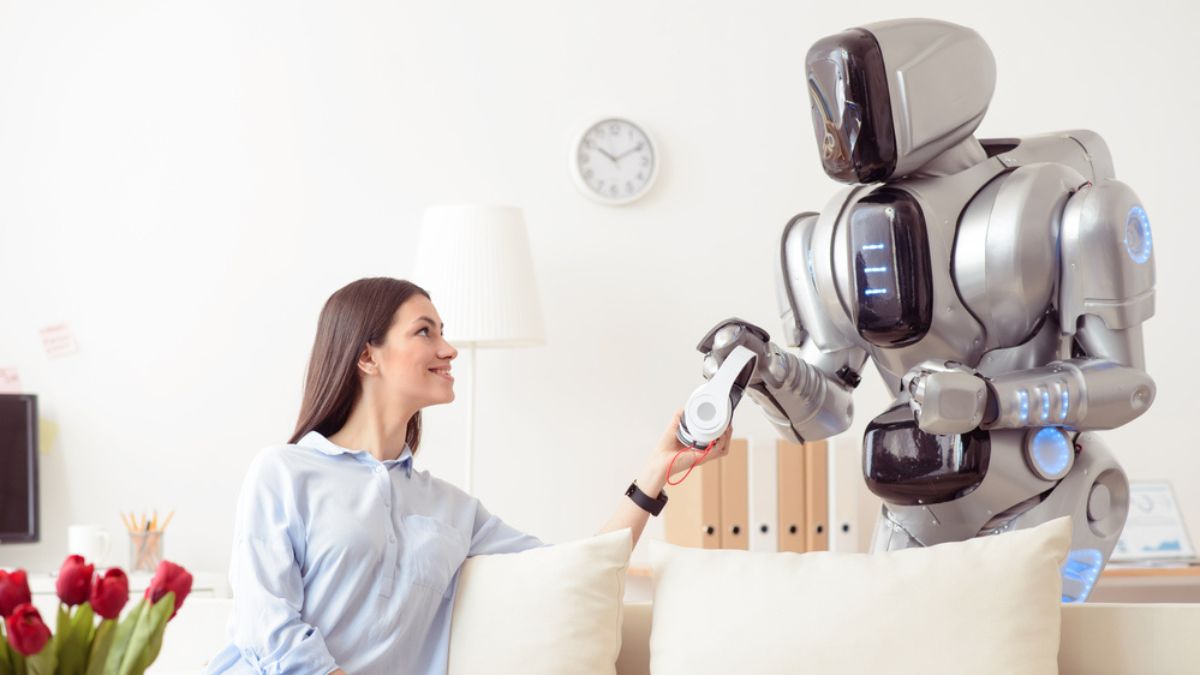 When His Neighbor Stopped Breathing His Custom-Made Robot Called for Help and Saved the Elderly Woman's Life 9 uy86