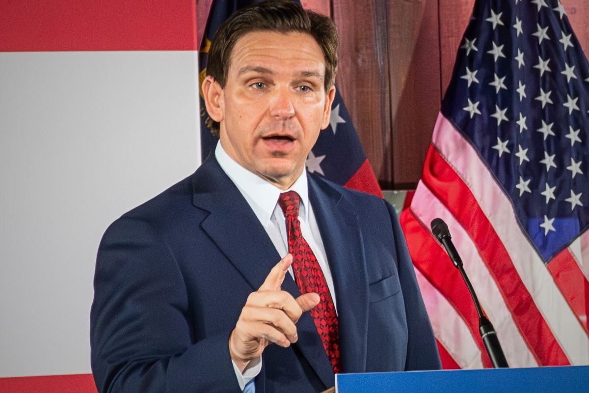 Ron DeSantis pointing